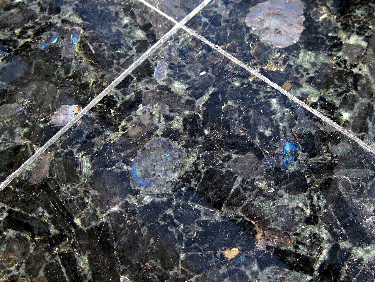 Labradorite : vertus, signification et utilisation